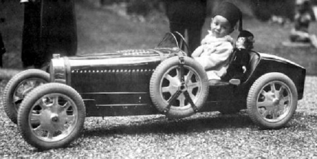 تاريخ: طفولة الملك الحسن الثاني وعلاقتها بسيارة بوجاتي بيبي