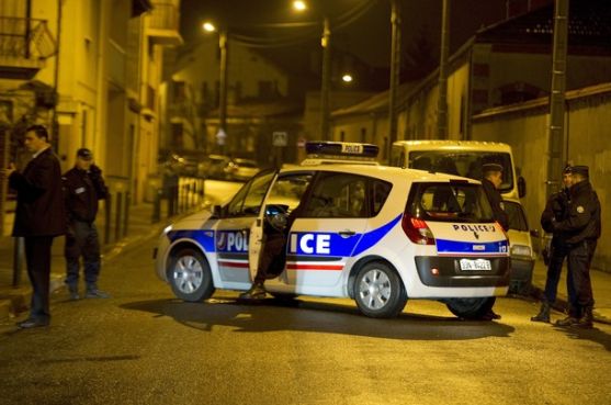 الشرطة الفرنسية وهي تحاصر القاتل