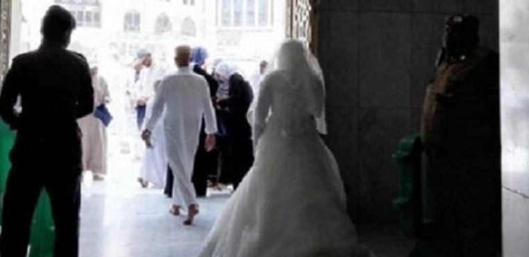 العروس المغربية في باب المسجد الحرام