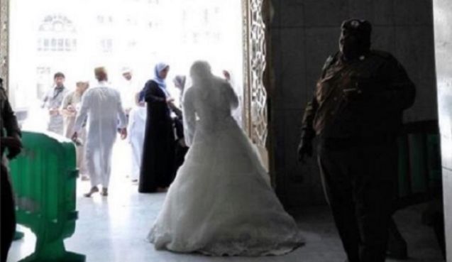 العروس المغربية في باب المسجد الحرام